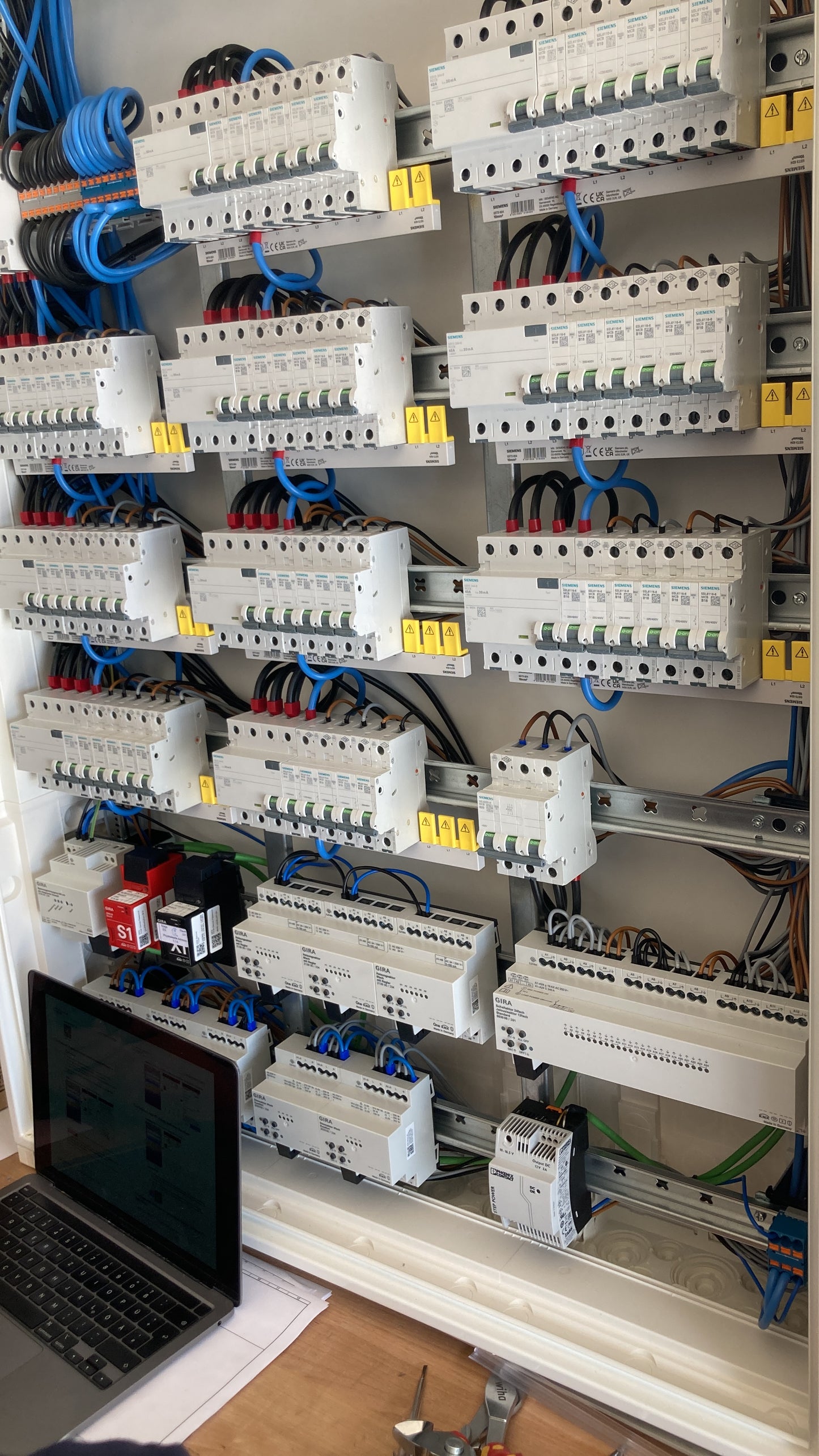KNX Schaltschrank SMARTANA – Hager & Gira