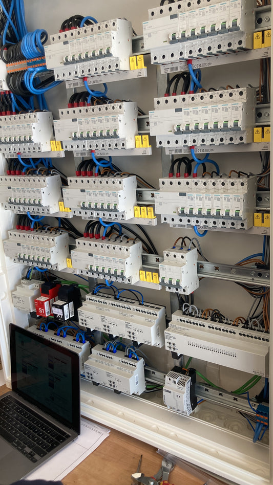 KNX Schaltschrank SMARTANA  –  Hager & Gira